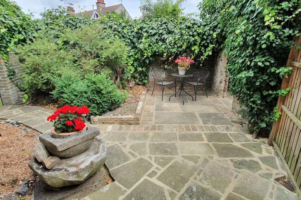 Beautiful 1 Bedroom Cottage With Courtyard. Deal Exteriör bild