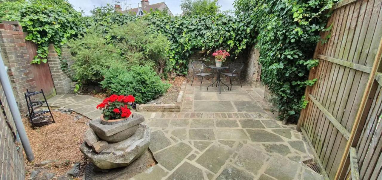 Beautiful 1 Bedroom Cottage With Courtyard. Deal Exteriör bild